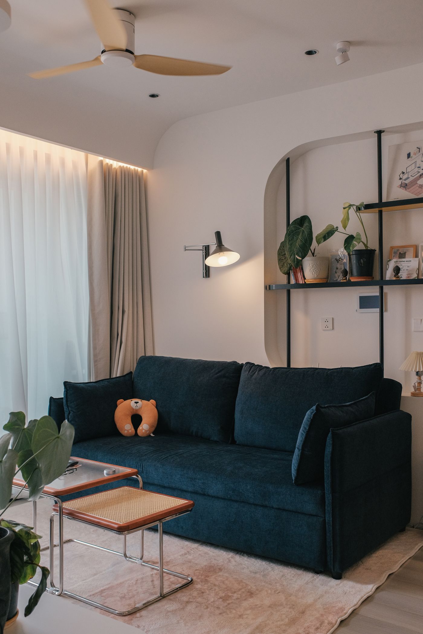 Fotorealistisch wirkender, modern eingerichteter Wohnraum